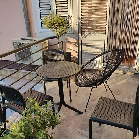 招待所 And Marija