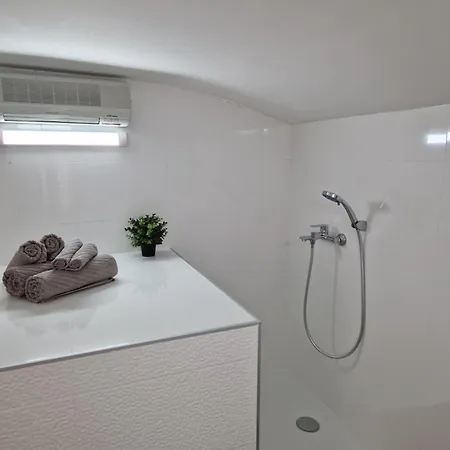 Apartment&room Marija 2*